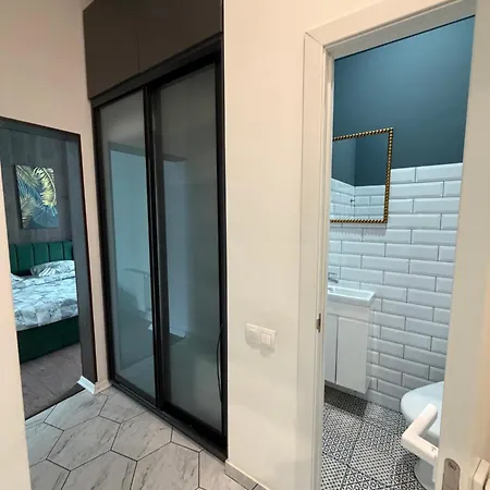 з балконом в центрі, на б хмельницького 37,самопоселення Apartment *