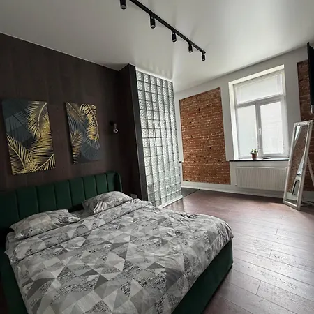 з балконом в центрі, на б хмельницького 37,самопоселення Apartment *