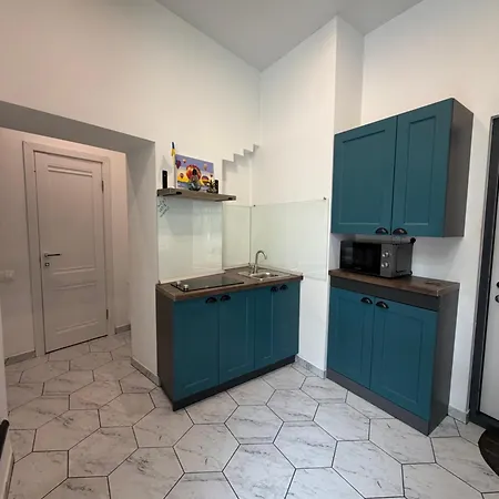 з балконом в центрі, на б хмельницького 37,самопоселення Lviv