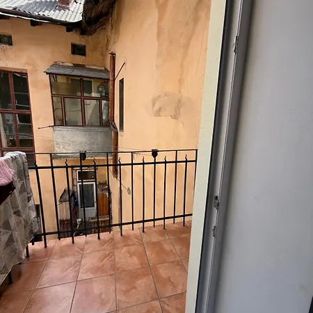 з балконом в центрі, на б хмельницького 37,самопоселення Lviv