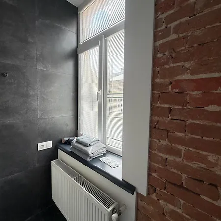 з балконом в центрі, на б хмельницького 37,самопоселення Apartment