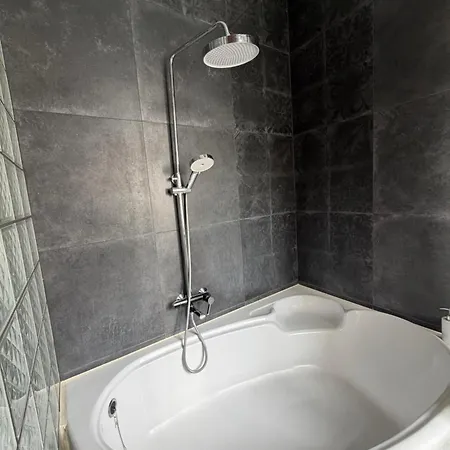 з балконом в центрі, на б хмельницького 37,самопоселення * Lviv