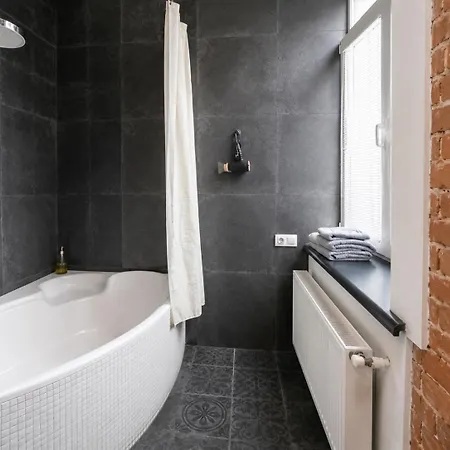 з балконом в центрі, на б хмельницького 37,самопоселення Apartment