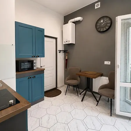з балконом в центрі, на б хмельницького 37,самопоселення Lviv
