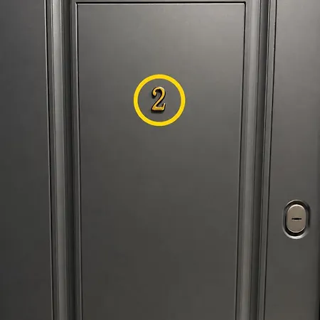 з балконом в центрі, на б хмельницького 37,самопоселення Lviv