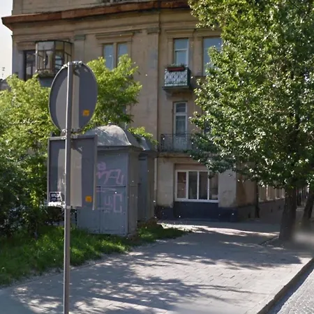 з балконом в центрі, на б хмельницького 37,самопоселення *