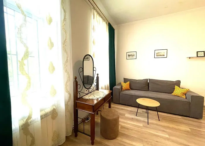 близько до театру та головної площі